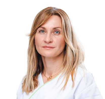 Žena v bielom oblečení.