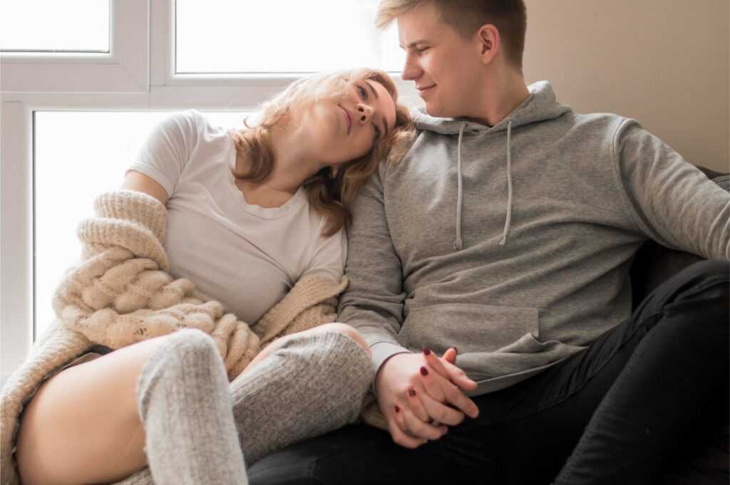 Nikdy sa nevzdávaj: spontánny potrat a cesta k zdravému bábätku 4 couple couch