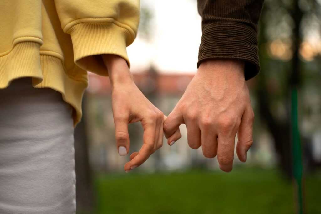 Diagnostika neplodnosti: vyšetrenia, ktoré vás čakajú 3 hands holding eachother support