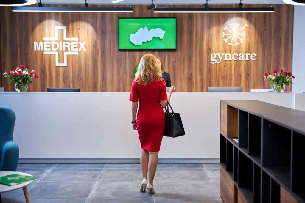 Žena v červenom v recepcii.