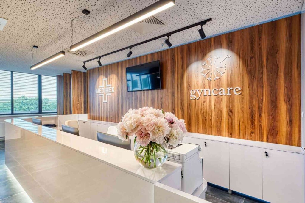 Moderná recepcia s kvetinami