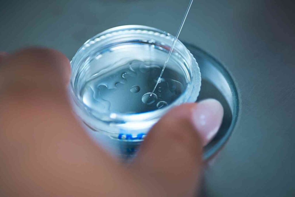 Kvapky vody v plastovej nádobe