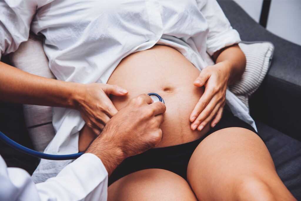 Hypertenzia v tehotenstve: Vysoký tlak v tehotenstve – čo hrozí budúcim mamičkám? 2 doctor are checking pregnant woman with stethoscope hospital healthcare concept